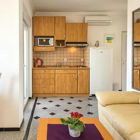 Apartmán One-bedroom With Sea View 04 *